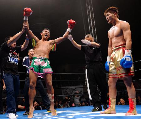 　判定勝ちし喜ぶフェアテックス（右は左右田）