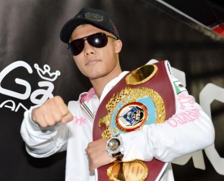 ベルトを肩にかけ右こぶしを突き出す亀田和毅＝東京・亀田ジム（撮影・園田高夫）