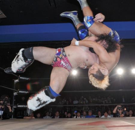 　横山（右）にデスバレーボムを見舞う征矢