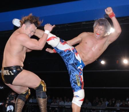 カズ（左）にキックを見舞う日高＝新宿ＦＡＣＥ