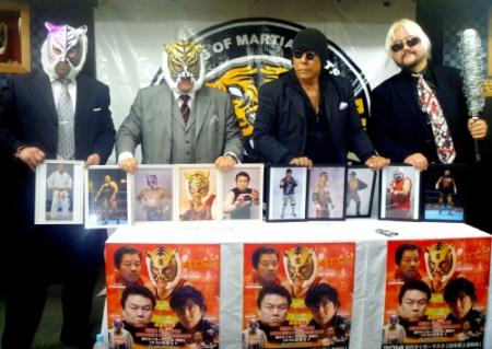 ５対５戦に出場する選手を発表した大仁田厚（右から２人目）と初代タイガーマスク（左から２人目）