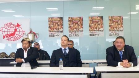 　世界最強タッグ決定リーグ戦の前日会見に出席した（左から）諏訪魔、ジョー・ドーリング、曙