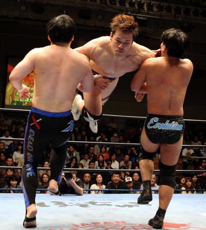 　佐藤光留（左）と青木篤志（右）を攻める潮崎豪