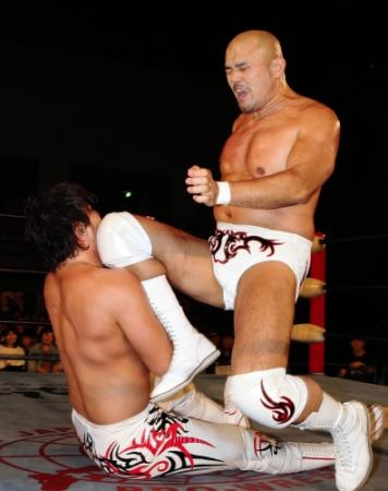 　宮原健斗（左）にニーバットを見舞う秋山準