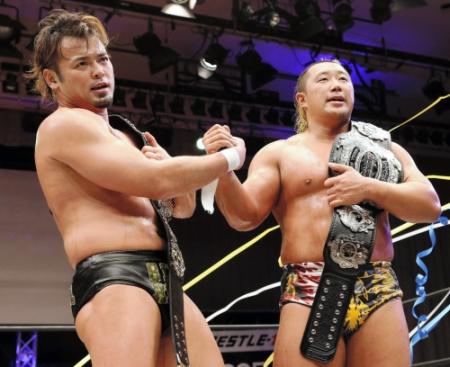 　初代タッグチャンピオンになったカズ・ハヤシ（左）と近藤修司