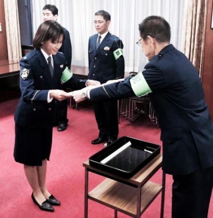 　一日署長に任命された美女ボクサーの好川