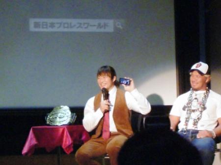 配信サービス「新日本プロレスワールド」発表会見に出席した棚橋弘至（左）と真壁刀義