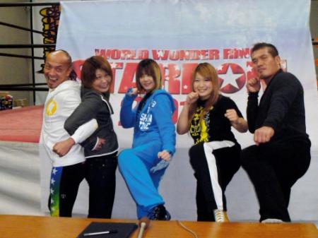 　１２・２３後楽園で引退試合を行う脇澤美穂（左から２人目）はトリオを組む堀口元気Ｈ．Ａ．Ｇｅｅ．Ｍｅｅ！！（左端）と仲良く背中を合わせる