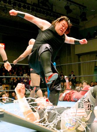 　大仁田（下）にキックを見舞う貴闘力