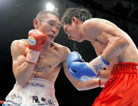 　８回、高橋竜也（右）のボディーに左フックをたたき込む益田健太郎（撮影・西岡　正）
