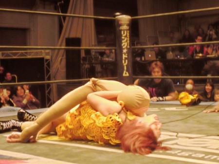 ヨシヒコ（上）にスリーカウントを許し、アイアンマン王座から陥落したＬｉＬｉＣｏ