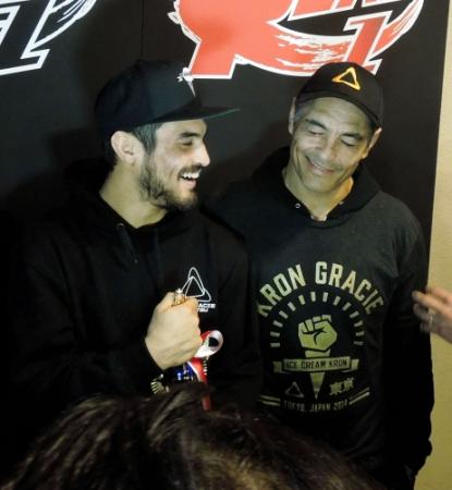 　デビュー戦を飾り、インタビューに答えるクロン・グレイシー（左）と父・ヒクソン・グレイシー