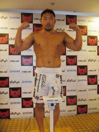 １０７・４キロで計量を終えた石井慧