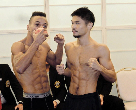 ヒメネス（左）の挑発にブ然とする河野