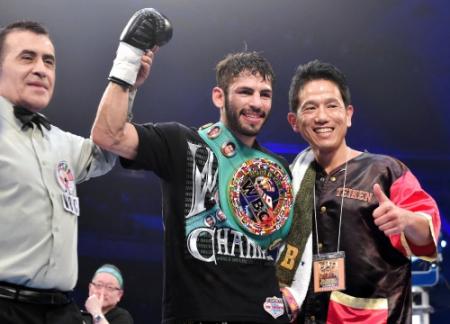 三階級制覇を成し遂げ喜ぶホルヘ・リナレス（中央）撮影・吉澤敬太