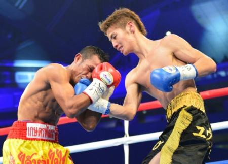 ４回、サモール（左）の顔面にパンチを浴びせる松本亮＝東京体育館（撮影・村中拓久）