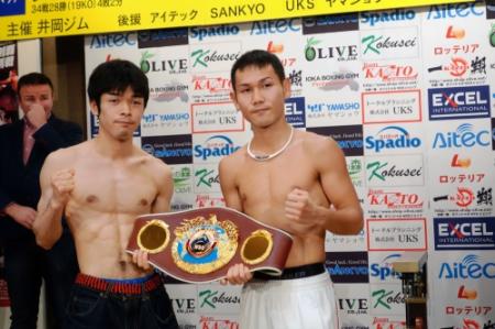 　計量をクリアしてベルトを奪い合う大平（左）と高山＝ホテルモントレグラスミア