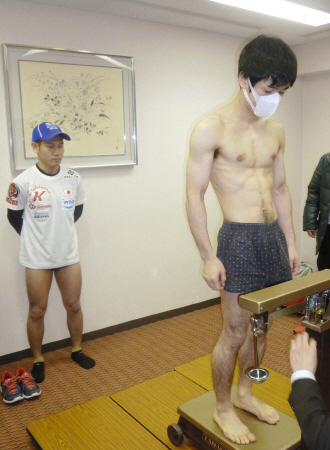 当日計量を行う大平（中央）と高山（左）