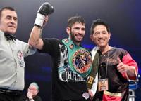 リナレス３階級制覇　会心の右さく裂