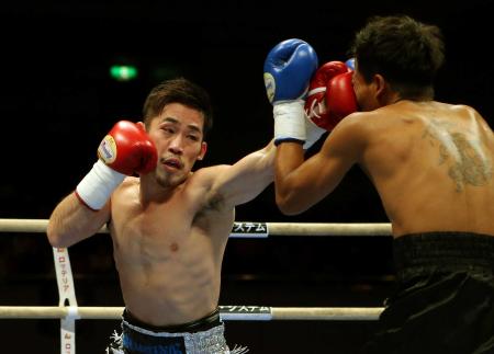 　１回、カジョンサック（右）の顔面にストレートを決める宮崎亮（撮影・飯室逸平）