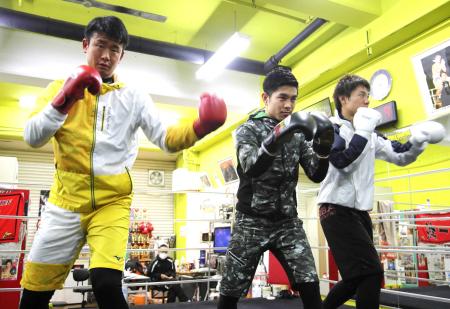 　シャドーボクシングをする（左から）松井佑、井岡一翔、大島