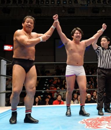 初勝利をしたＬＥＯＮＡ（右）を称える藤波＝後楽園ホール