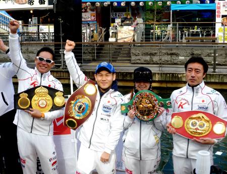 　道頓堀で船上からガッツポーズで声援に応えた王者・高山（右から３人目）