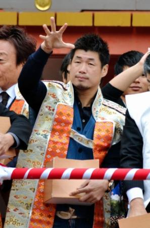 節分祭に参加した長谷川穂積＝神戸市の生田神社