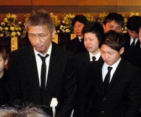 　棺に眠る服部さんに別れを告げる丸元会長（左）と加納（右）