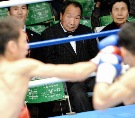 リング上の選手に熱い視線を送る袴田巌さん（中央）＝撮影・西岡正