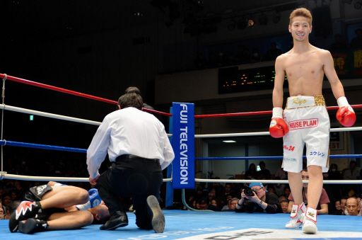 ２回、タヌトン・チョーカンワルをマットに沈めてＫＯ勝ちし、笑顔を浮かべる松本亮（右）