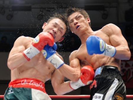 ９回、顔面にパンチを浴びながらも福原力也のボディーに左フックを放つ細野悟（撮影・西岡正）