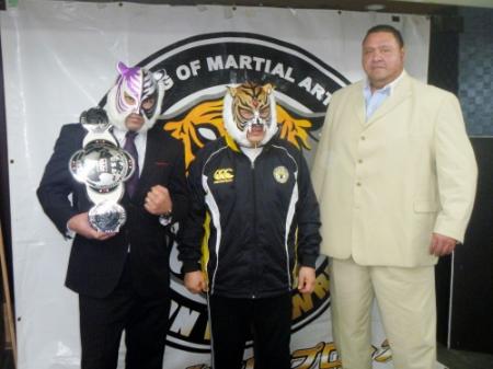 ２０日に初シングル戦を行う初代タイガーマスク（中央）と曙（右。左はスーパー・タイガー）