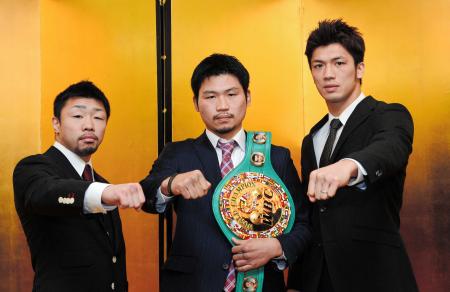 　拳を合わせ意気込む（右から）村田諒太、三浦隆司、八重樫東