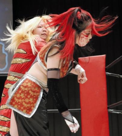 安川悪斗（右）にグーパンチを見舞う世ＩＶ虎＝２月２２日