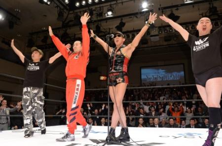 ハッスルポーズで開会宣言をする（左から）島田、安生、ＨＧ、ＲＧ＝後楽園ホール