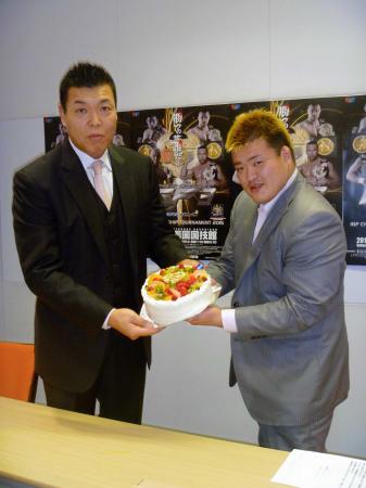 　バースデーケーキを持参した澤田敦士（右）をパートナーに指名した小川直也
