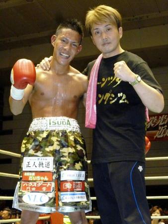 デビュー２戦連続ＫＯ勝利した田中（左）。右は本石会長