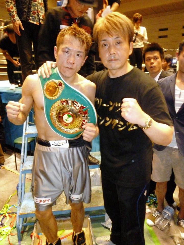 王座初戴冠を果たした川口（左）と本石会長