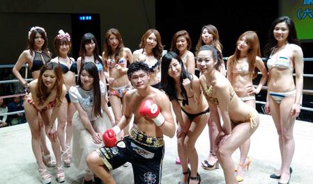 　メーンイベントでＴＫＯ勝ちした前原太尊康輝（中央）とラウンドガールズコンテストで優勝した水野希空さん（前原の右隣）