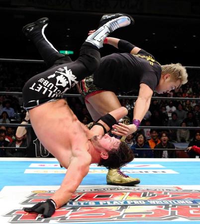 　試合後、乱入しＡＪスタイルズ（下）にレインメーカーを決めるオカダ・カズチカ