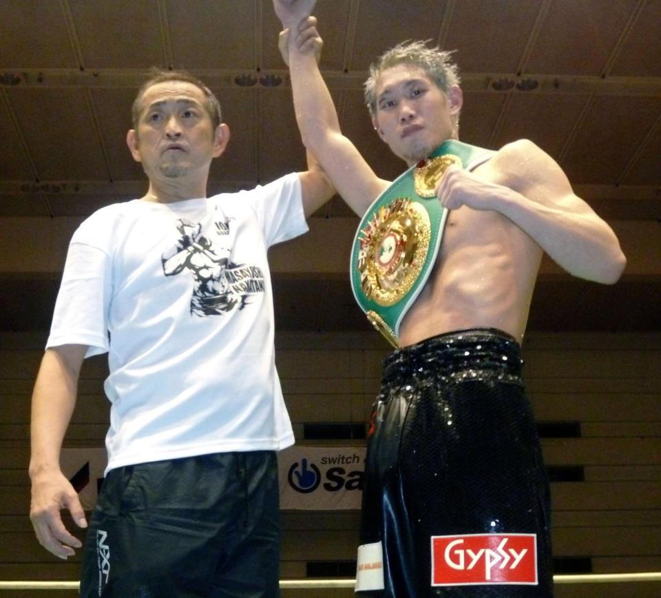 　３度目防衛に成功した王者・中谷（右）と井岡一法会長