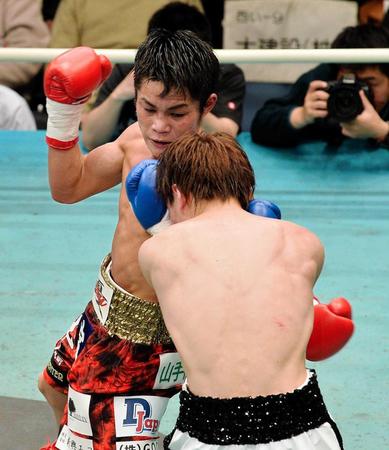 　６回、林のボディーに左フックをヒットさせる村中（撮影・園田高夫）