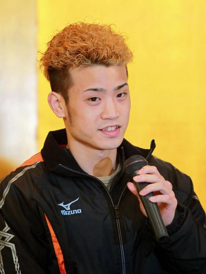 デビュー戦を前に、会見に同席する辰吉寿以輝＝スイスホテル南海大阪（撮影・石湯恒介）