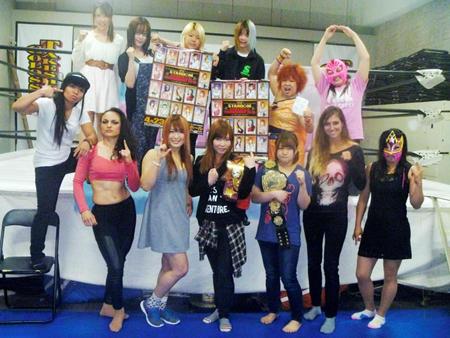 　シンデレラトーナメントに出場する宝城カイリ（前列中央）、紫雷イオ（同左）ら