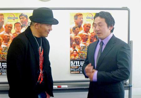 　ドラディションの５・１１後楽園で対戦が決まったＬＥＯＮＡ（右）を挑発する鈴木みのる