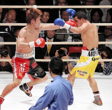 ５回、アレキサンダー・カサレスの顔面に中澤奨の左ストレートが決まる＝ボディメーカーコロシアム第一競技場（撮影・持木克友）