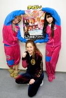 ５・７赤坂大会をＰＲするＬＬＰＷ-Ｘの（上段左から）ブリバト♡ＳＡＫＩとＭＩＺＵＫＩ。こぶしを握る井上貴子＝東京・木場のデイリースポーツ（撮影・佐々木彰尚）