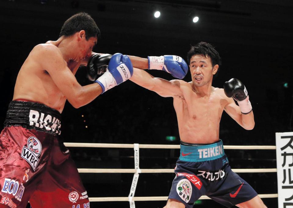 ３回、ディエゴ・サンティリャン（左）と打ち合う山中慎介（撮影・飯室逸平）