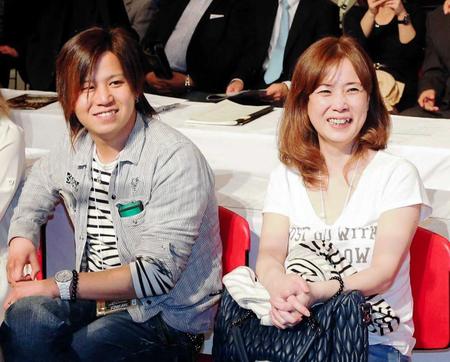 　笑顔の母・るみさん（右）と兄・寿希也さん